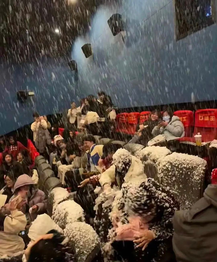 “张万森，下雪了”为何能成为全网狂欢事件？|一闪一闪亮星星|一闪|电影版|剧版|主创_新浪新闻