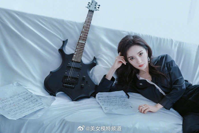 杨幂allblack写真又美又帅对镜撩发凹造型眼神超a