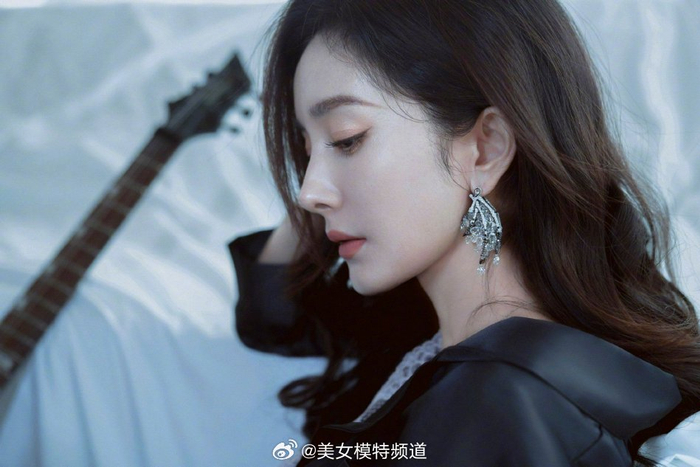 杨幂allblack写真又美又帅对镜撩发凹造型眼神超a