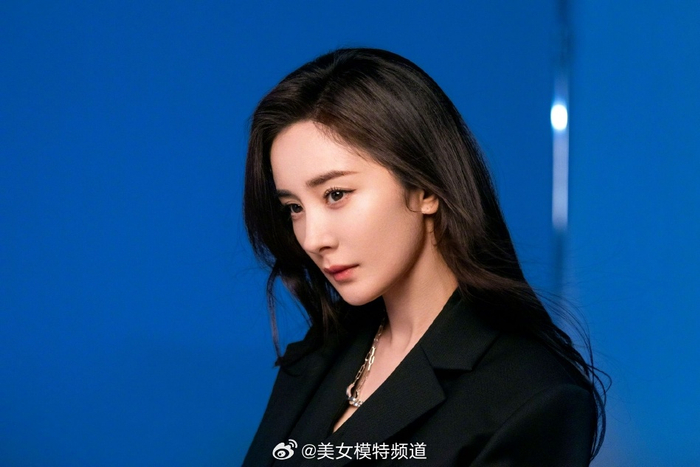 杨幂黑色西装造型大片释出 自信飒爽御姐感十足