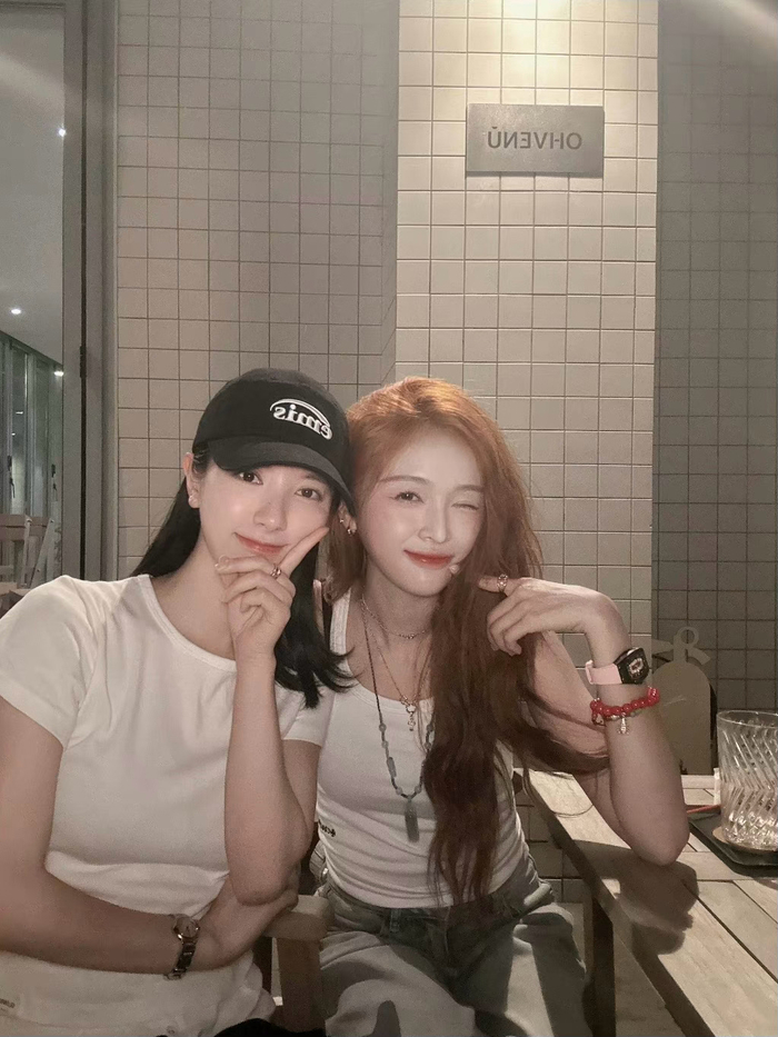 吴宣仪更新随拍,把和苞娜的合照放c位,美女们同框真的好养眼