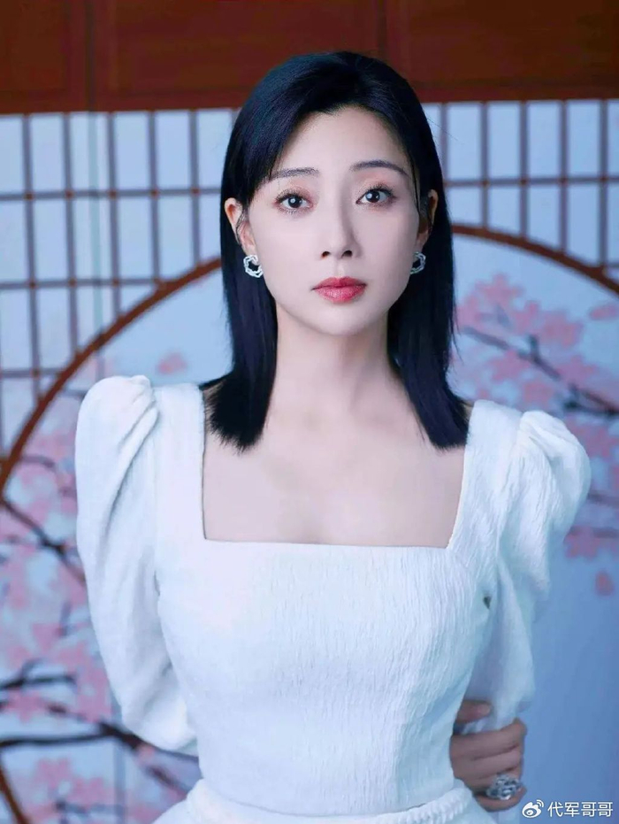 演员殷桃:数次恋爱经历,却无人娶她,长得太美也是一种错