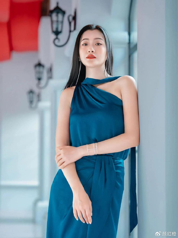 虽然现在妆容的风格多种多样,很多人会选择浮夸张扬的妆容,要以此展现