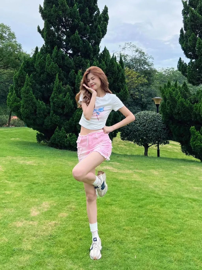 公园草地拍照,用好这些万能的拍照姿势,显高显瘦显身材