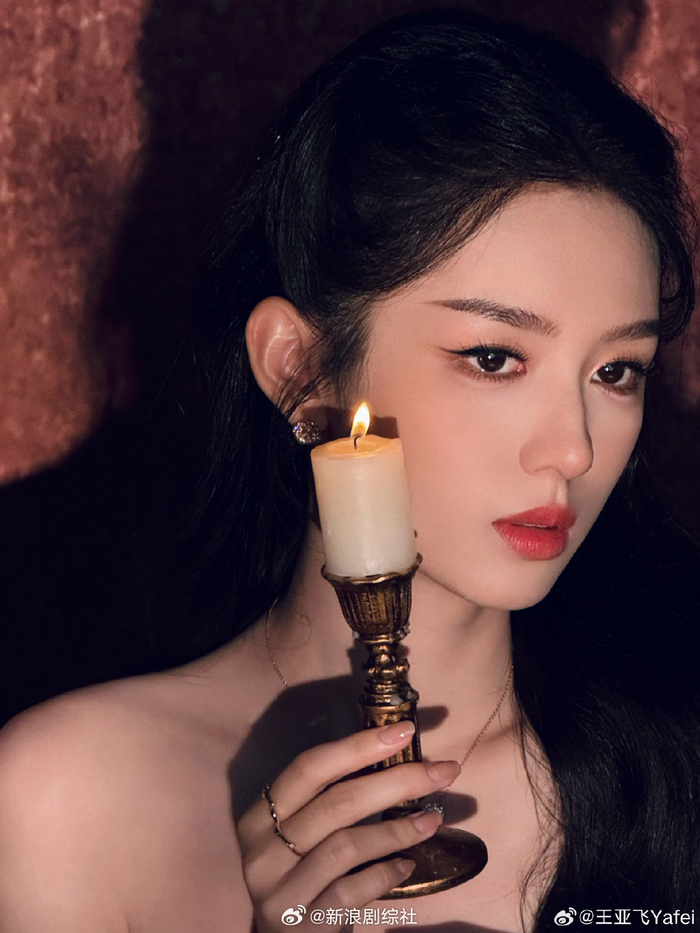 周也复古千金妆真的被也子惊艳到了美得像一幅油画