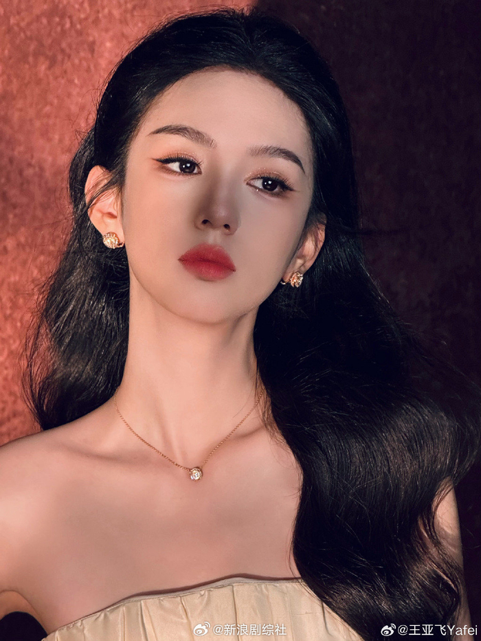 周也复古千金妆真的被也子惊艳到了美得像一幅油画