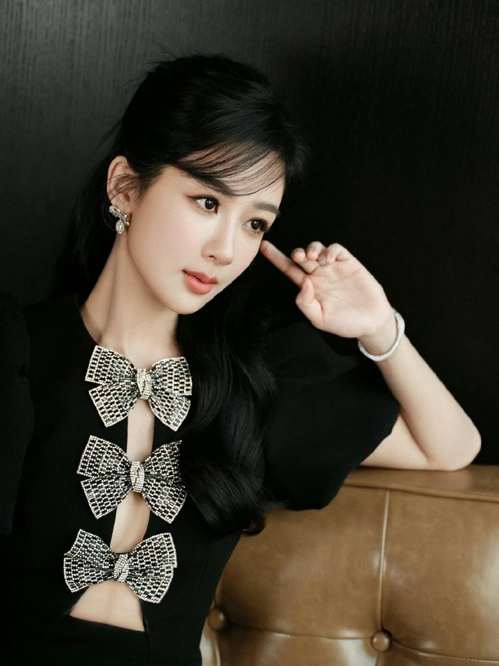 杨紫黑色镂空蝴蝶结短裙造型来啦紫妹有种温柔又治愈的美