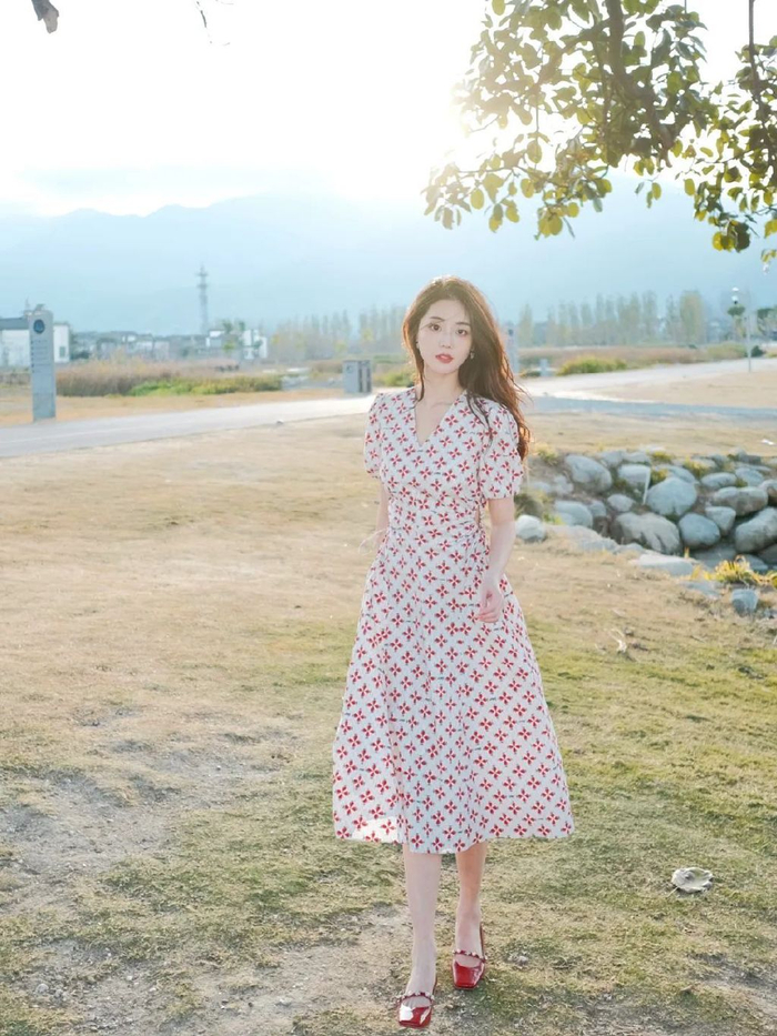 着拍全身照肯定呆板不好看,可以让自己摆拍一个"x型交叉腿"的拍照姿势