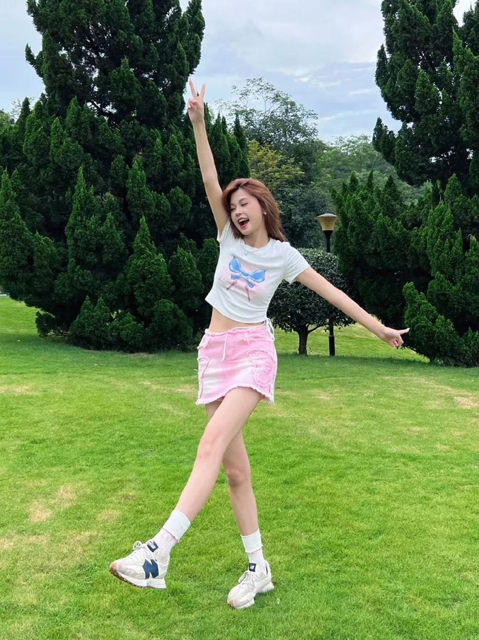 公园草地拍照,用好这些万能的拍照姿势,显高显瘦显身材