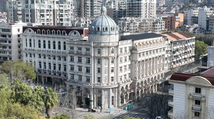 青田街景据说,在侨乡青田,红酒,咖啡,火腿已经是人们的生活必备.