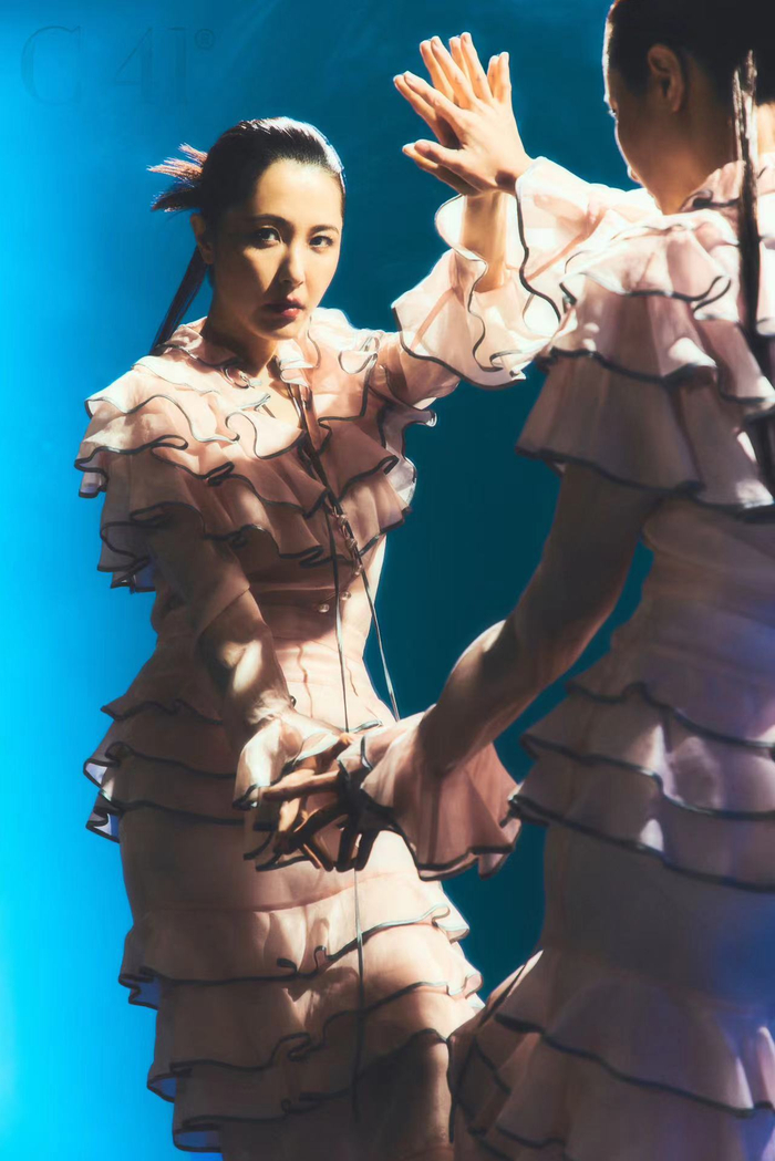 曾黎登上意大利杂志c41封面大片中她戴着鸡毛造型的帽子