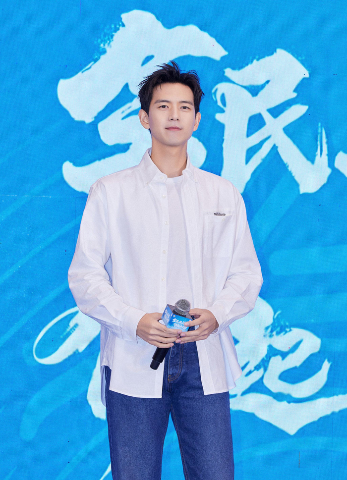 李现白衬衫牛仔裤真的很清爽爱了爱了真的很帅气呀