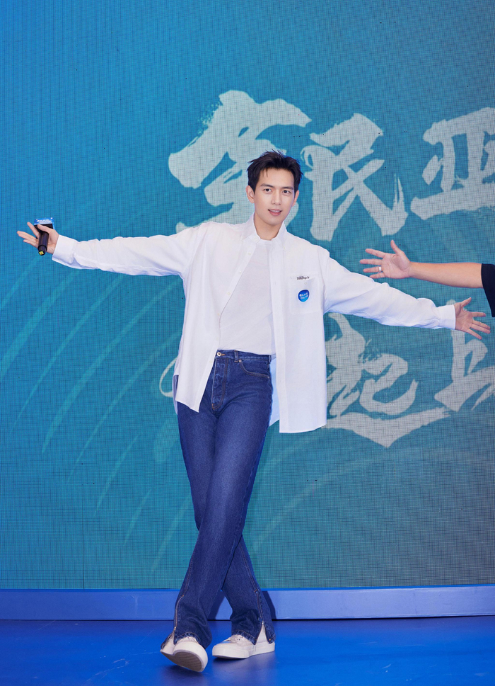 李现白衬衫牛仔裤真的很清爽爱了爱了真的很帅气呀