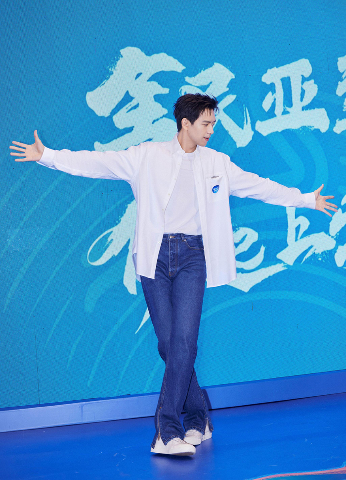 李现白衬衫牛仔裤真的很清爽爱了爱了真的很帅气呀