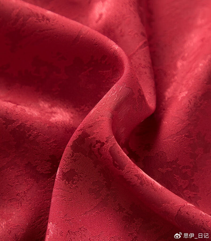 在颜色上,采用了酒红色的配色,酒红色总是带有着一种低调的奢华感,不