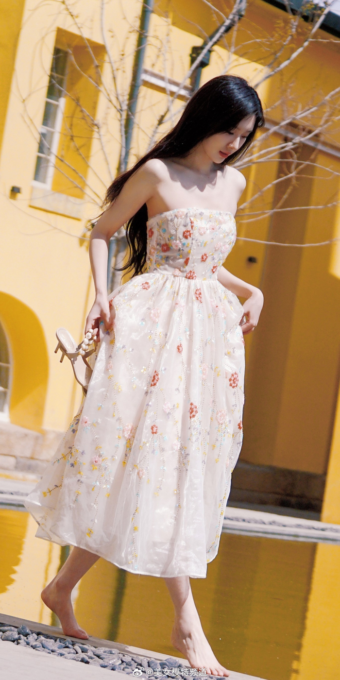 王子璇鲜花抹胸裙