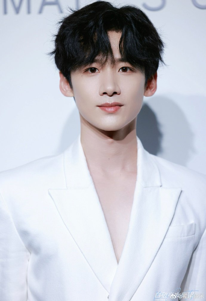 白敬亭微博之夜官宣海报公开小白深v白西装好帅