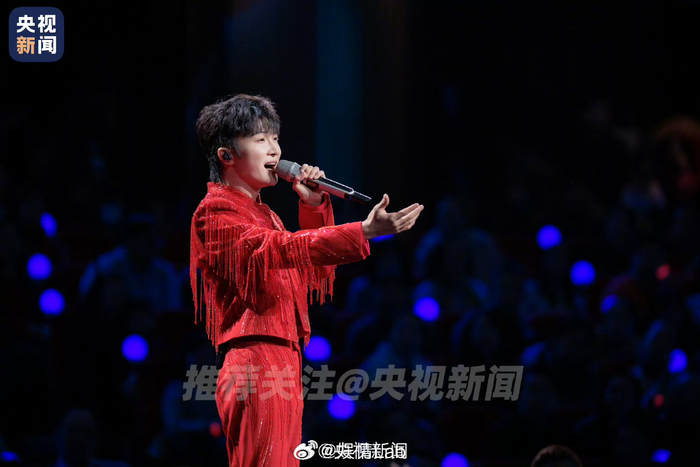 春晚高清大图来啦 深深唱歌的瞬间在官方的镜头之下被捕捉…|周深|春节联欢晚会|舞台|气场|卡布_新浪新闻