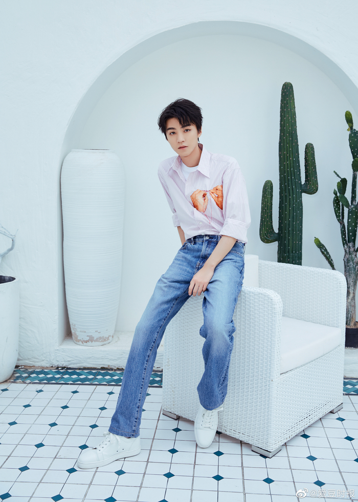 王俊凯活动直播造型 粉丝条纹衬衣➕休闲牛仔裤,身材比例好绝