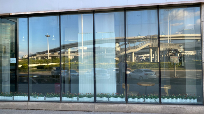 刚刚路过前进大街欢乐城,虽然已经停业,但是透过玻璃发现