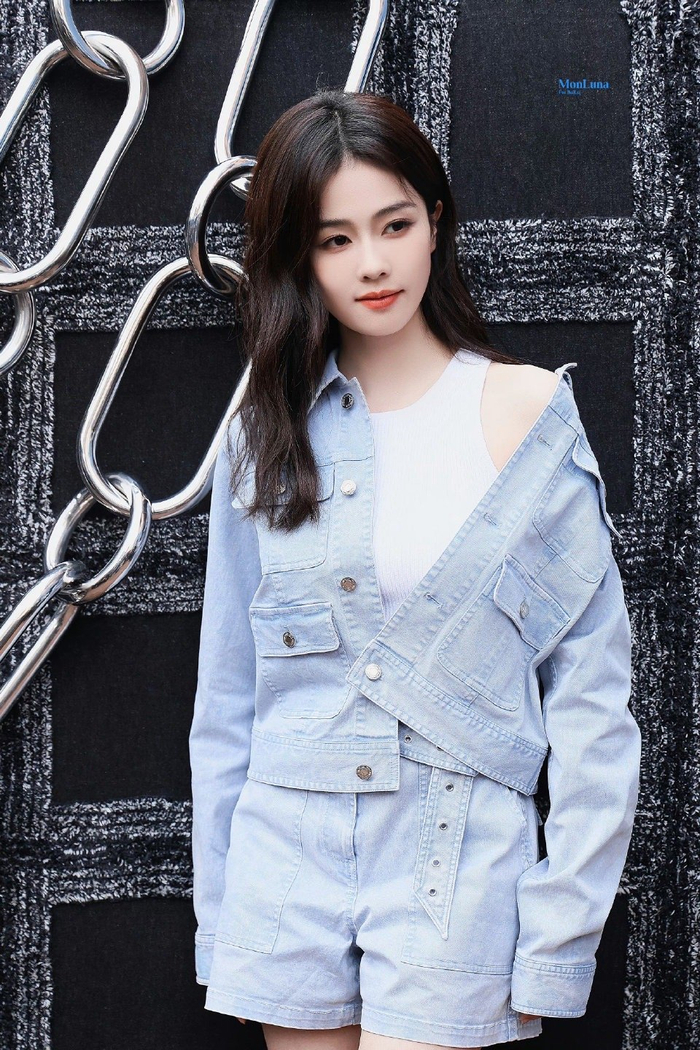 白鹿今日牛仔套装造型休闲风的鹿鹿