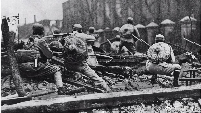 在整个抗日战争中,淞沪地区的两次战役体现了中国军队及人民的坚韧和