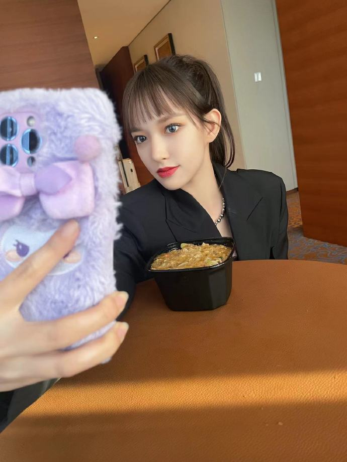 程潇分享自拍图梳着马尾帅气历练的潇潇呀