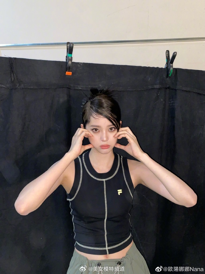 欧阳娜娜晒运动服随拍身材健美元气活泼