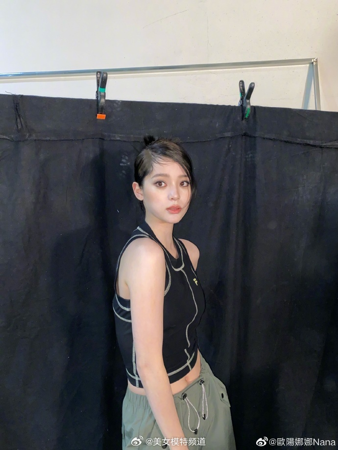 欧阳娜娜晒运动服随拍身材健美元气活泼