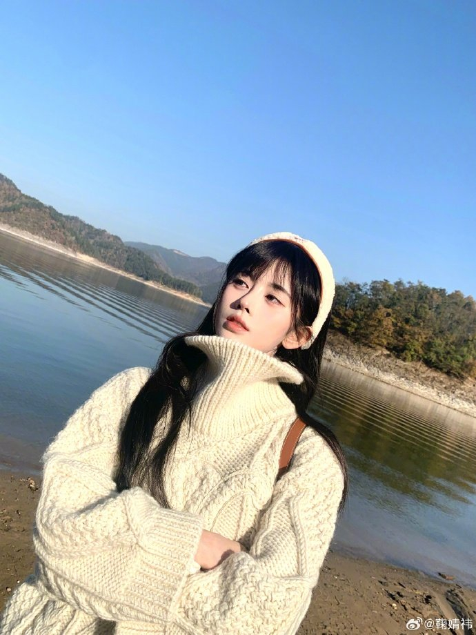 头像大户鞠婧祎更新的这组发箍和毛衣都奶fufu的寒冷的冬季