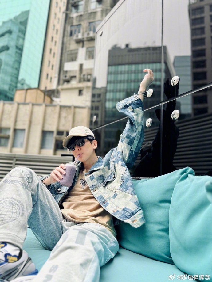 林俊杰晒照并配文吸收太阳的能量再出发