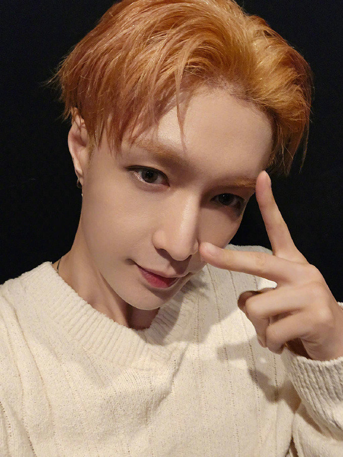 我晕,张艺兴怎么随手一拍就是贵卡的程度!帅得也太超过了!