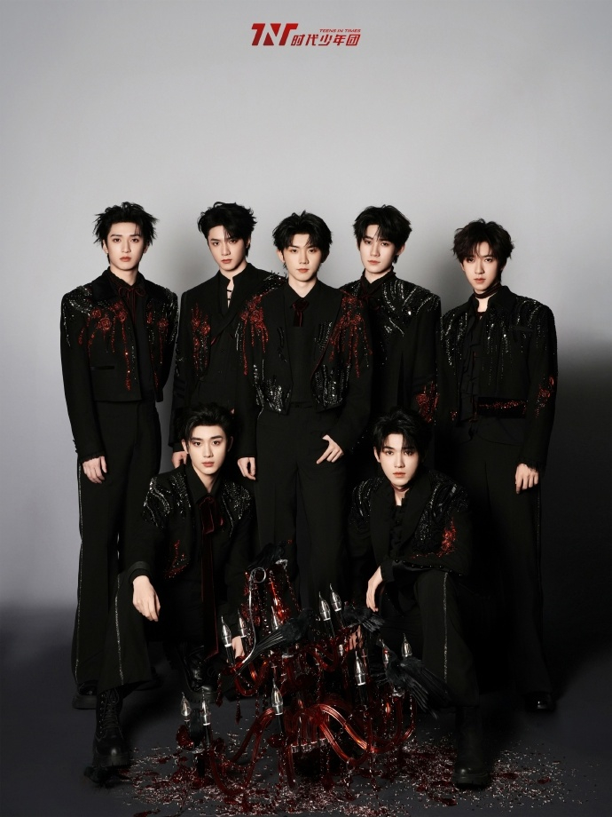 时代少年团摄人心魄,是黑红西装look,满分勾人的少年们
