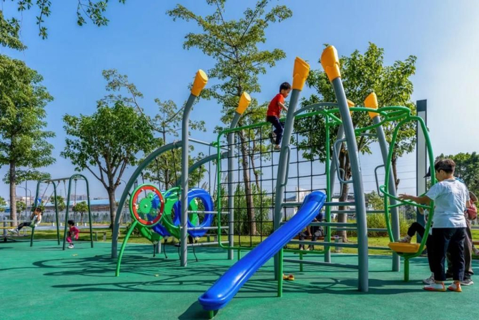 以户外游戏,爬山为佳参与运动不宜过分激烈这个年龄段的孩子强健的