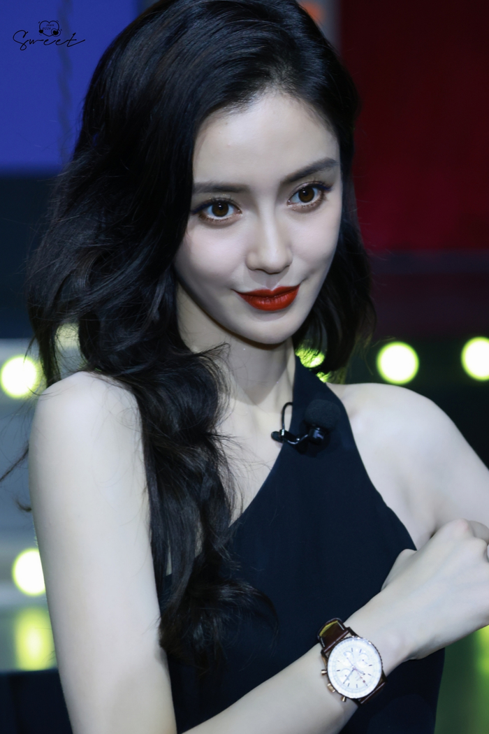 angelababy卷发斜肩黑裙造型,红唇卷发,优雅知性的美