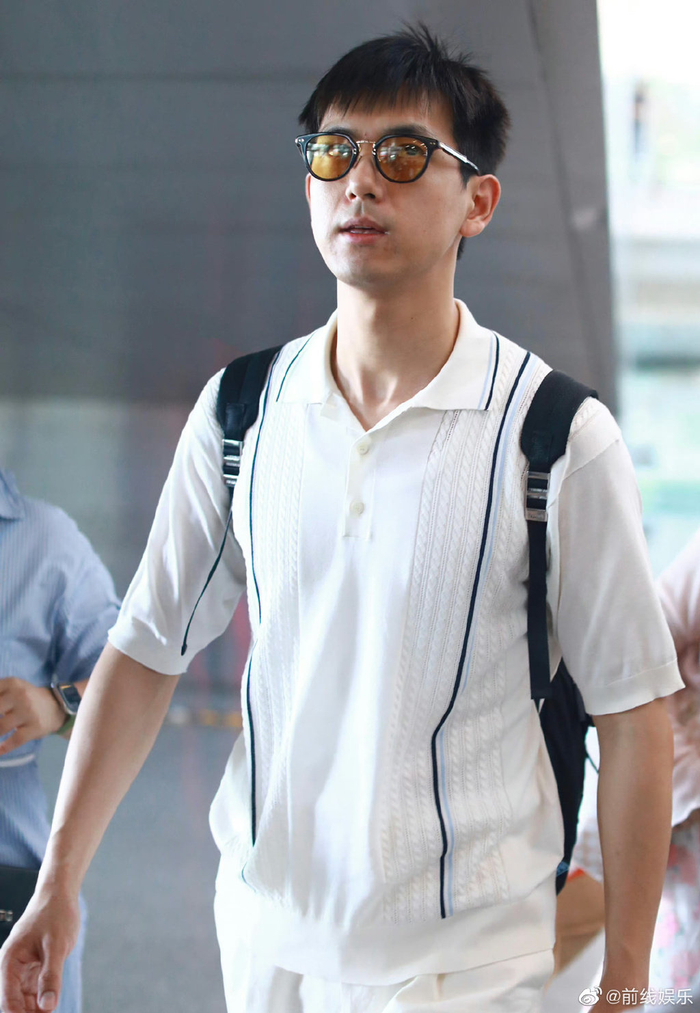 李现昨日机场素颜照素面朝天已经很抗打了顺毛李现好乖