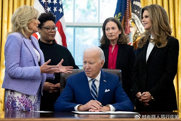 拜登和夫人在白宫当众亲吻把人甜到了第一夫人紫裙造型可真嫩