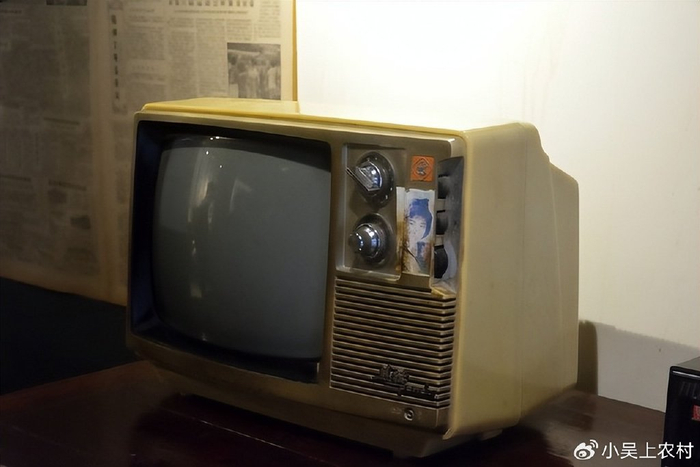 70年代12寸黑白电视370元,凭票排队才能买到,如今看电视的少了|黑白