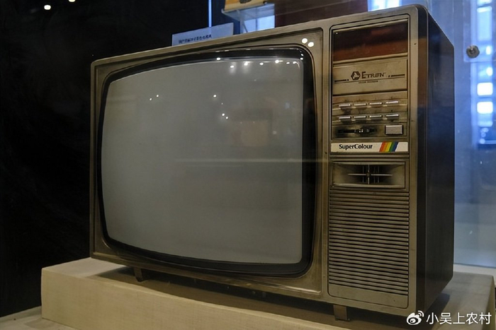 我记得我家买的那台12寸金星黑白电视机,花了370块钱,还是工会发的票