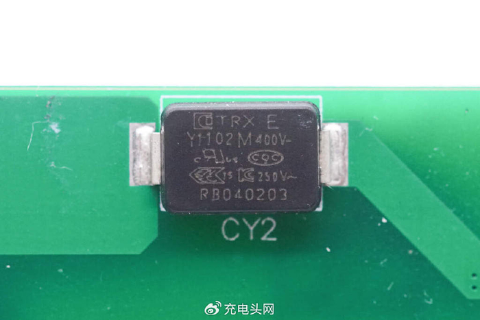 另一颗贴片y电容料号相同.亿光 el1019光耦用于输出电压反馈.