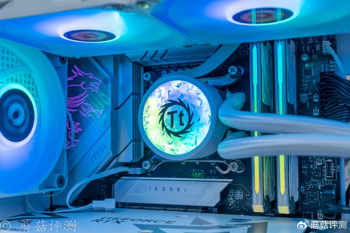 ▼影驰rtx4080 super星曜oc显卡,显卡的侧面和正面均有argb灯效,支持