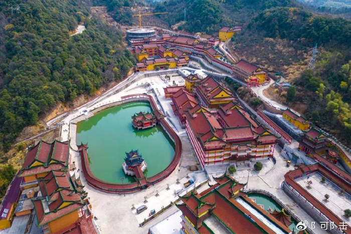 上虞秀峰寺的建筑群堪称雄伟壮观,配色却极其鲜艳,令人叹为观止__财经