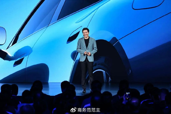 合影站c位,衣品碾压车圈大佬凭什么?|雷军|牛仔裤|大佬_新浪新闻
