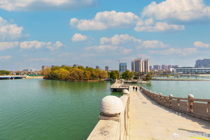 如今的春申湖,早已成为一处兼具古典园林与现代审美韵味的休闲公园.