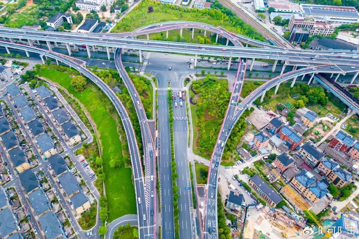 城市道路太美,有什么好大惊小怪的,杭州人早就习以为_
