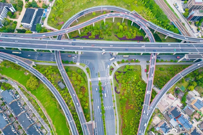城市道路太美,有什么好大惊小怪的,杭州人早就习以为_
