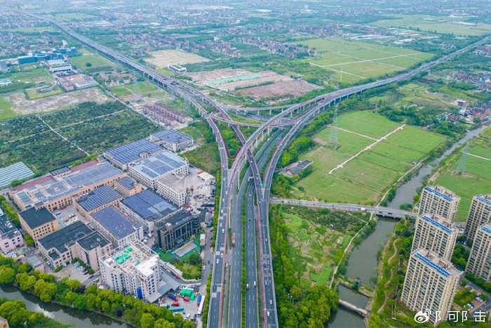 城市道路太美,有什么好大惊小怪的,杭州人早就习以为|