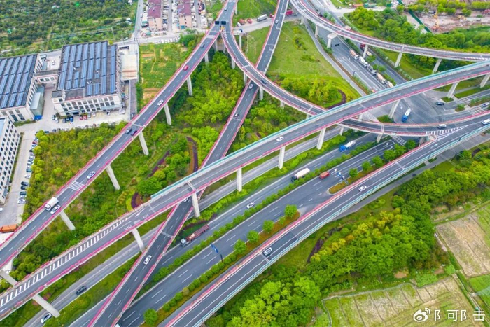 城市道路太美,有什么好大惊小怪的,杭州人早就习以为_