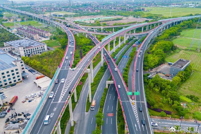 城市道路太美,有什么好大惊小怪的,杭州人早就习以为|