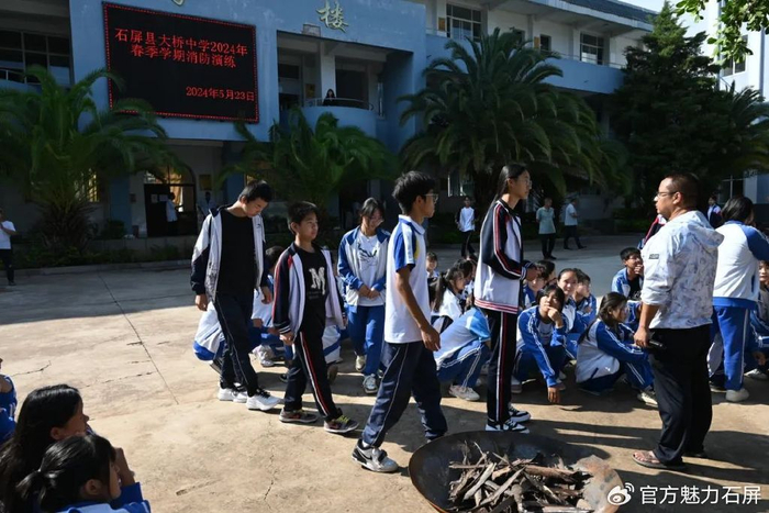 疏散演练消防安全演练在大桥中学,大桥派出所和乡专职消防队工作人员